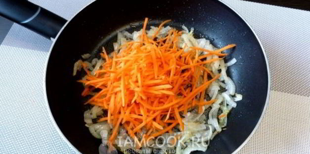 салат с морковкой и солеными огурцами