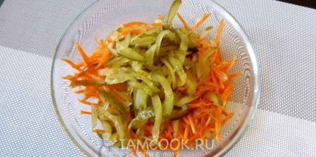 салат с морковкой и солеными огурцами