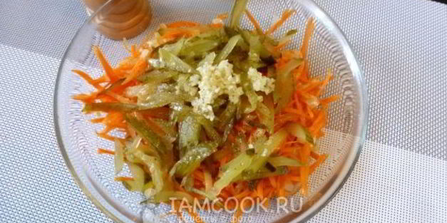 салат с морковкой и солеными огурцами