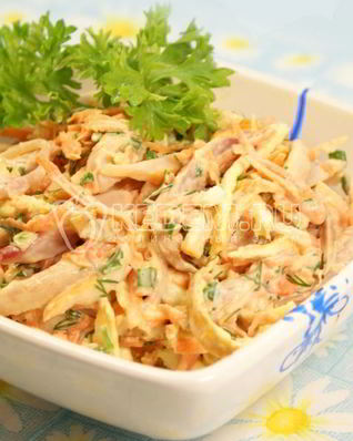 Салат с морковью курицей и яйцами