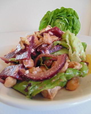 Салат с нутом и свеклой