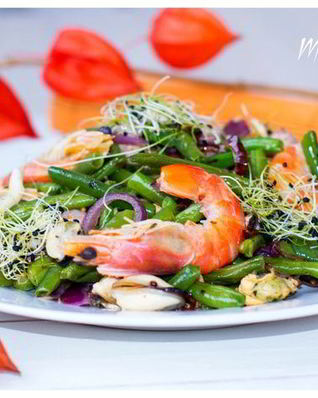 Салат с овощами, морским коктейлем и пророщенными зернами