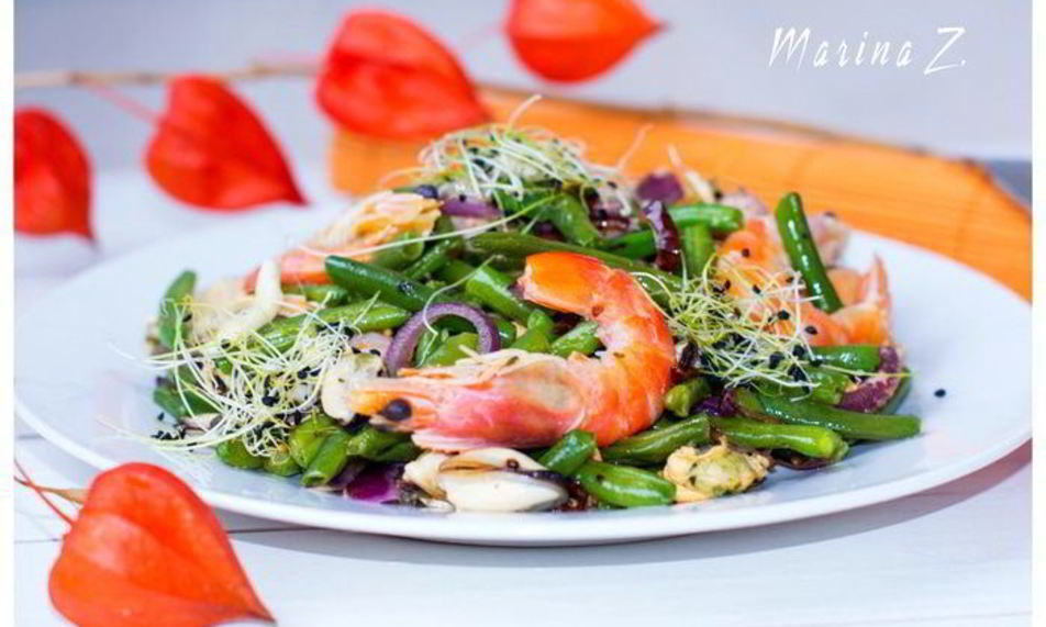 Рецепт салат с овощами, морским коктейлем и пророщенными зернами