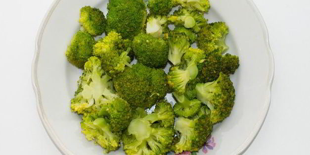 салат с овощами, морским коктейлем и пророщенными зернами