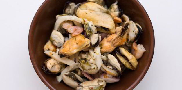 салат с овощами, морским коктейлем и пророщенными зернами