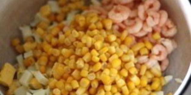 салат с рисом и кукурузой