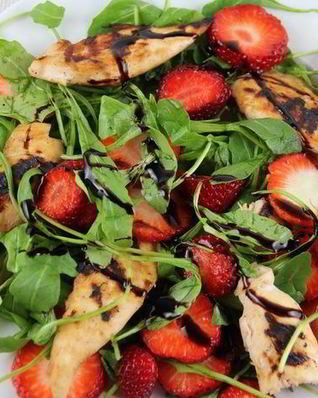 Салат с руколой, курицей и клубникой