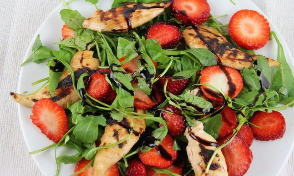 Рецепт салат с руколой, курицей и клубникой