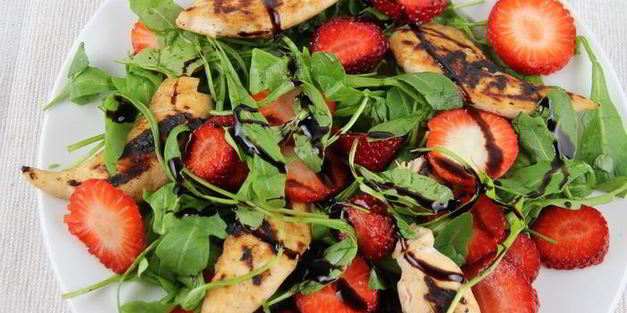 салат с руколой, курицей и клубникой