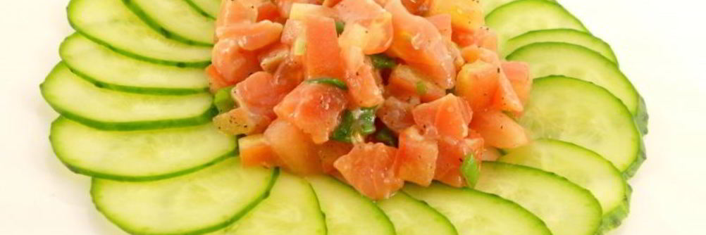 Салат с семгой и помидорами