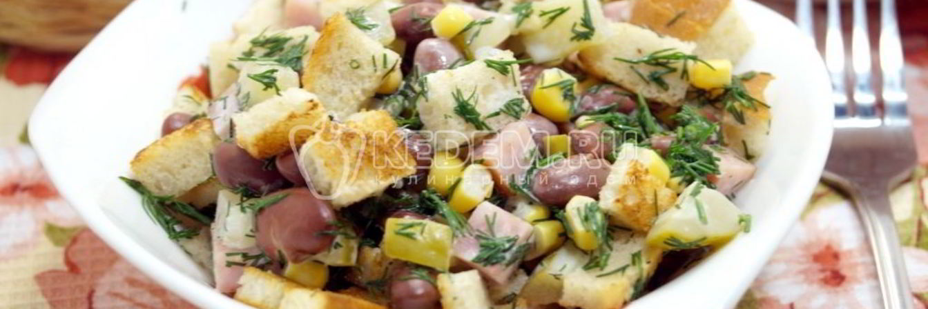 Салат с сухариками и фасолью Рита