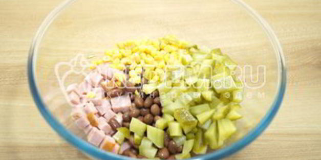 салат с сухариками и фасолью рита