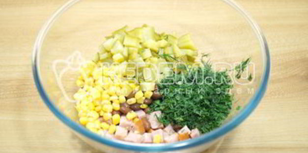 салат с сухариками и фасолью рита