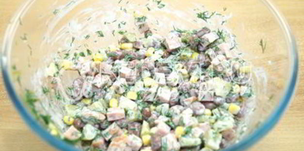 салат с сухариками и фасолью рита