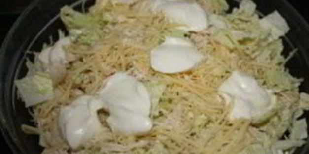 салат с сухариками и пекинской капустой