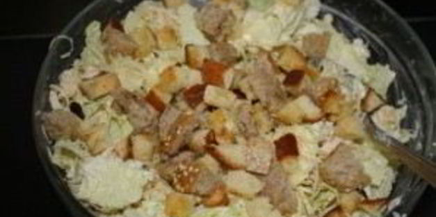 салат с сухариками и пекинской капустой