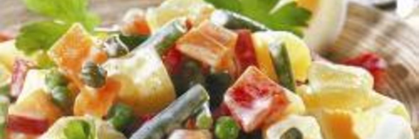 Салат с тунцом, картофелем и горошком