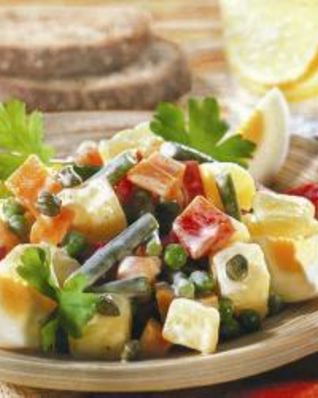 Салат с тунцом, картофелем и горошком