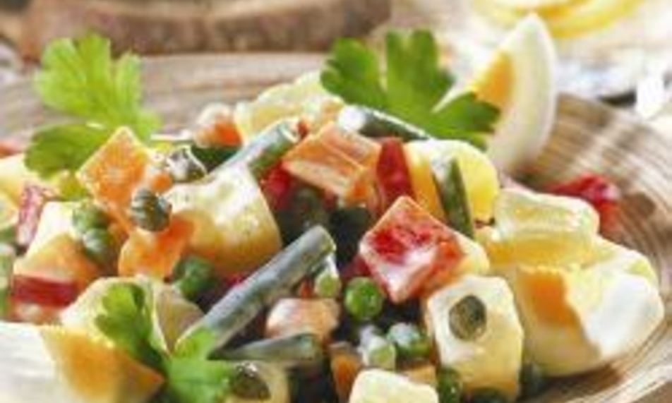 Рецепт салат с тунцом, картофелем и горошком