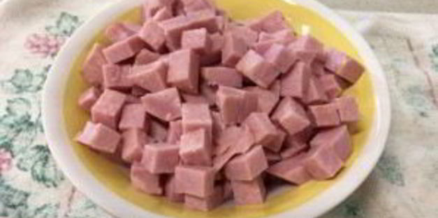 салат с вареной колбасой