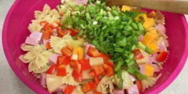 салат с вареной колбасой