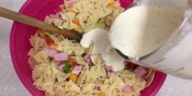 салат с вареной колбасой