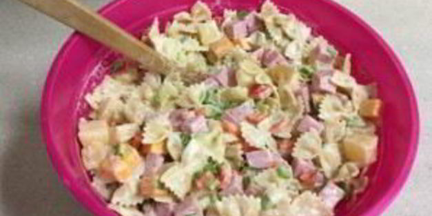 салат с вареной колбасой