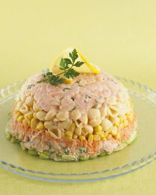 Салат с ветчиной, кукурузой и сухариками