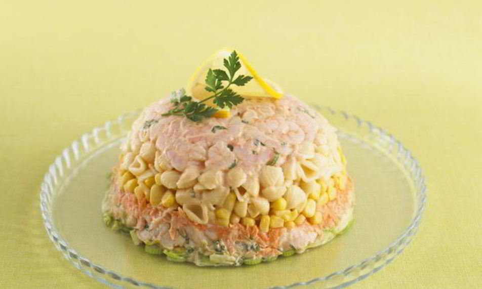 Рецепт салат с ветчиной, кукурузой и сухариками