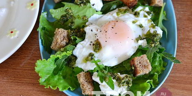 салат с яйцом