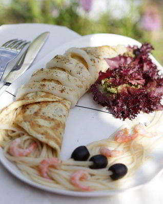 Салат со спагетти, кальмарами, яйцом и креветками