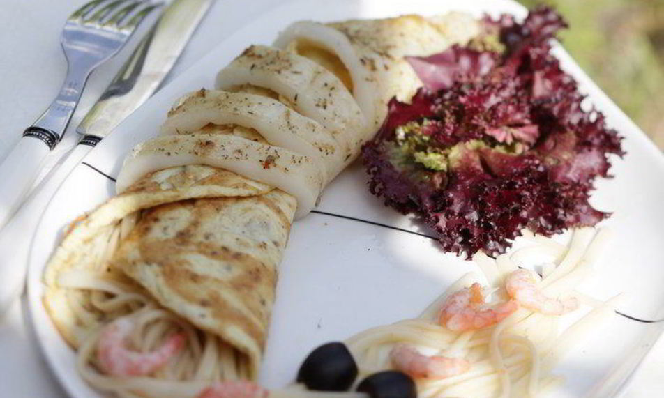 Рецепт салат со спагетти, кальмарами, яйцом и креветками