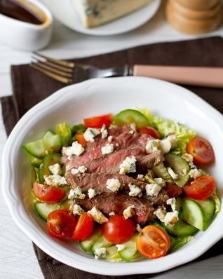 Салат со стейком и медово-бальзамической заправкой