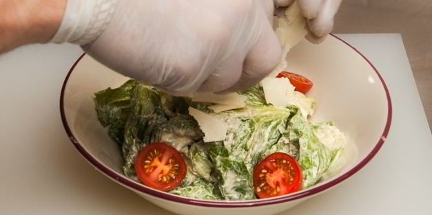 салат цезарь с креветками