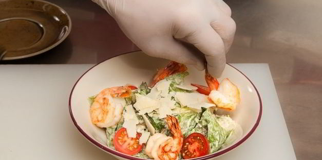 салат цезарь с креветками