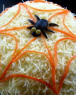 Слоеный салат Паутинка с курицей