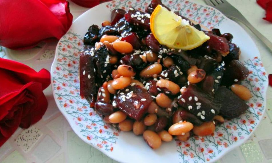 Рецепт свекольный салат с фасолью и черносливом