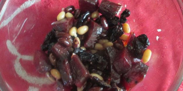 свекольный салат с фасолью и черносливом