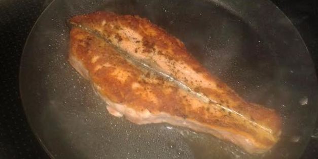 теплый салат с красной рыбой