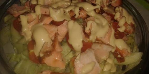 теплый салат с красной рыбой