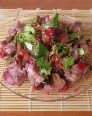 Теплый салат с куриным филе под ягодным соусом