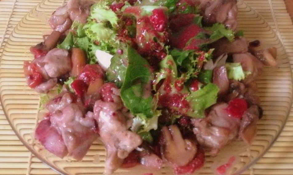 Рецепт теплого салата с куриныма филе пода ягодныма соусома