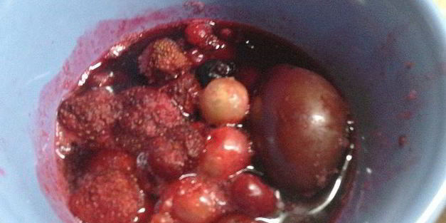 теплый салат с куриным филе под ягодным соусом