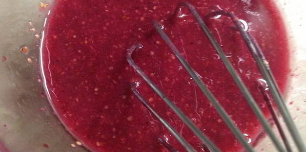 теплый салат с куриным филе под ягодным соусом