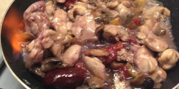 теплый салат с куриным филе под ягодным соусом