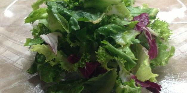 теплый салат с куриным филе под ягодным соусом