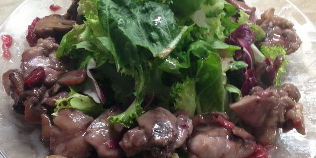 теплый салат с куриным филе под ягодным соусом