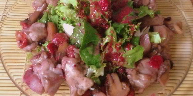 теплый салат с куриным филе под ягодным соусом