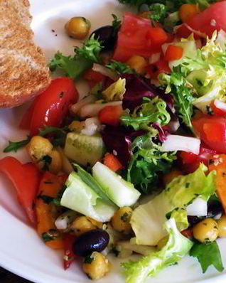 Теплый салат с нутом