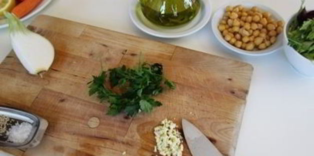 теплый салат с нутом